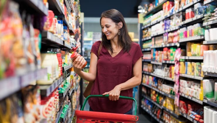 Donna sorridente al supermercato 