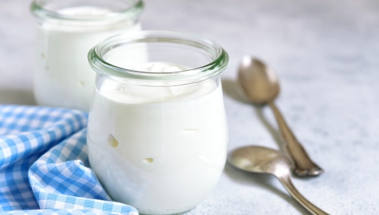 Due vasetti di yogurt biologico