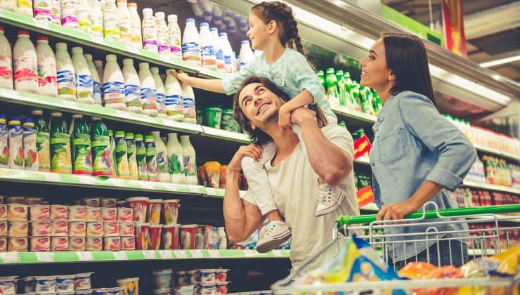 Famiglia fa la spesa al supermercato