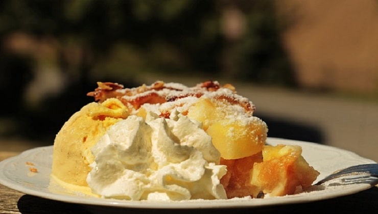 Fetta di torta con gelato