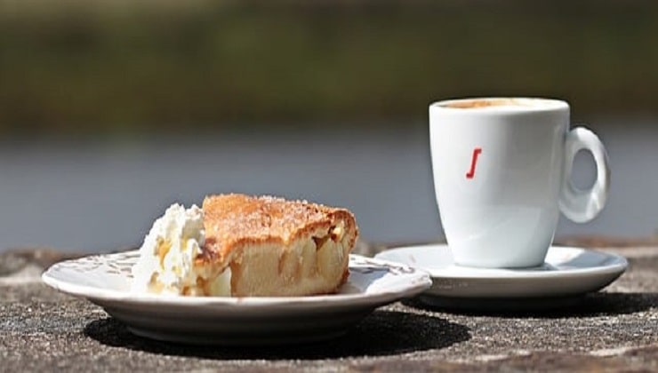 Fetta torta di mele e caffè