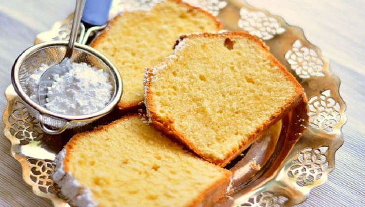 Fette di torta con zucchero a velo