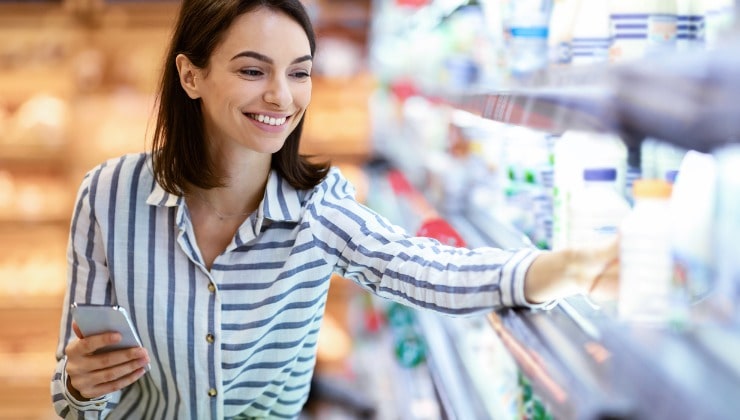 Giovane donna al supermercato LIDL