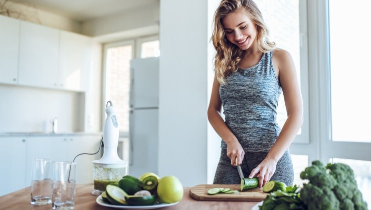 Giovane donna cucina cibo sano 