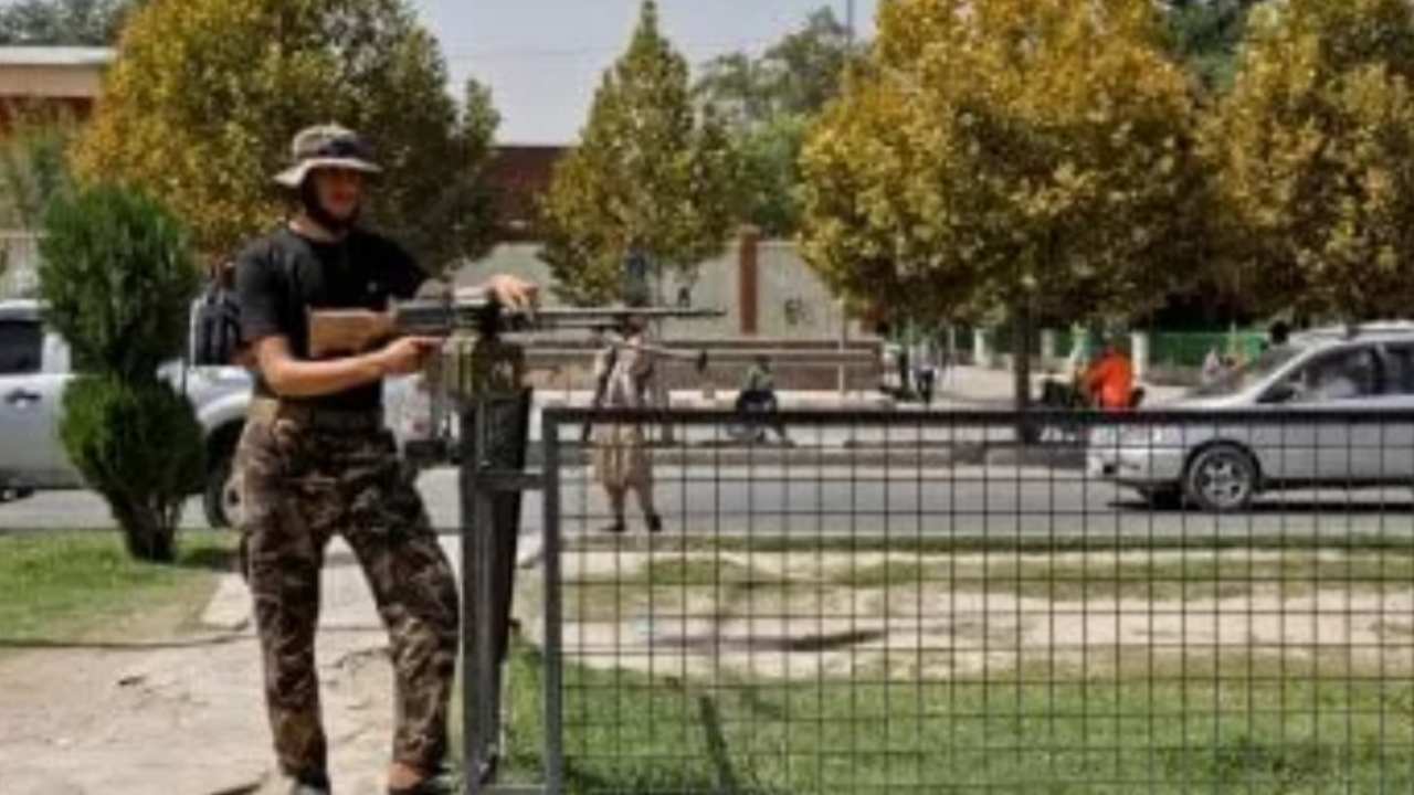 Militare difende ambasciata russa a Kabul 