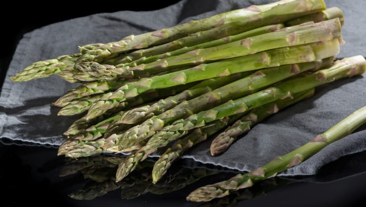 Mazzetto di asparagi freschi