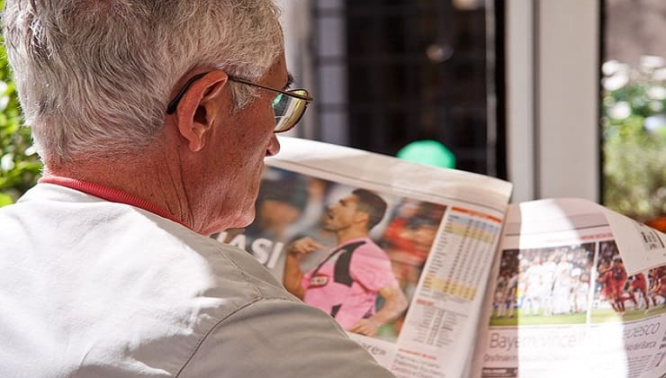 Pensionato legge il giornale