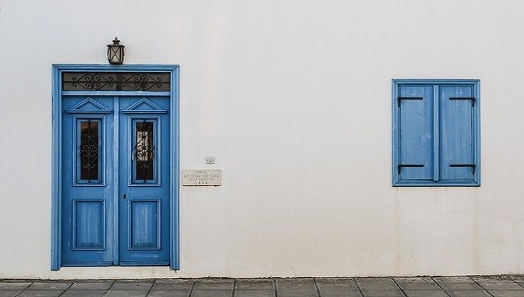 Porta di casa blu