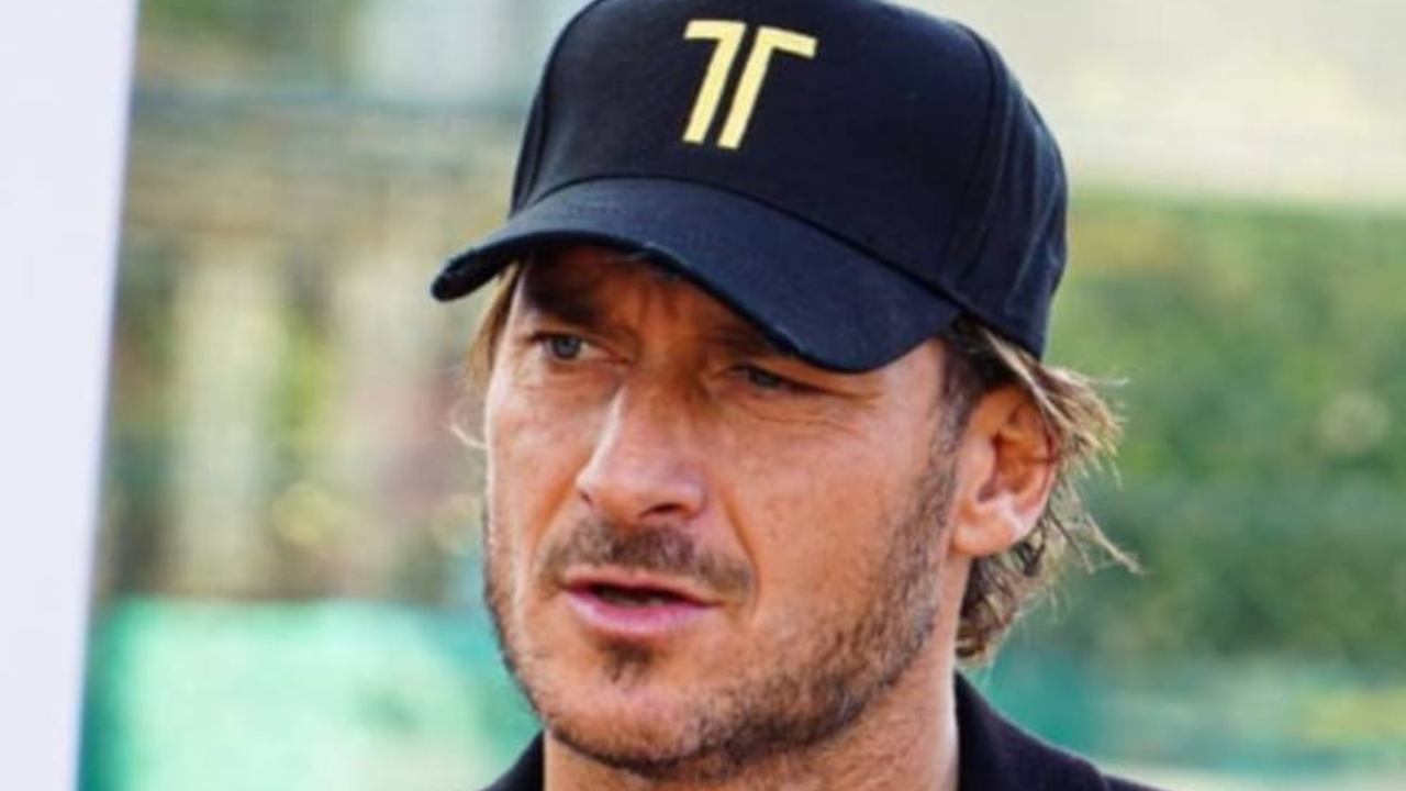 Totti e il regalone a Noemi Bocchi