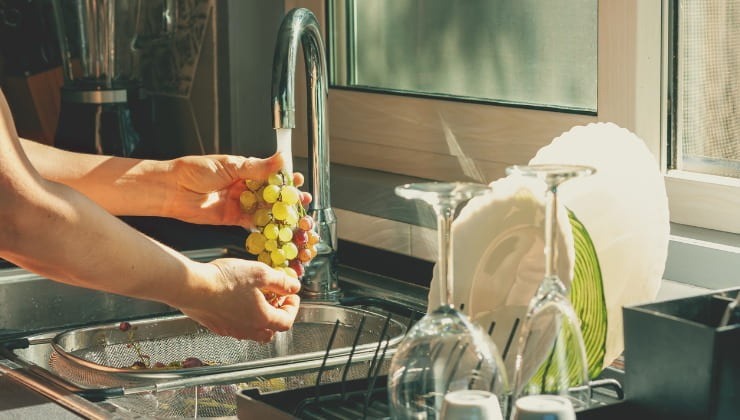 Uva lavata sotto acqua corrente